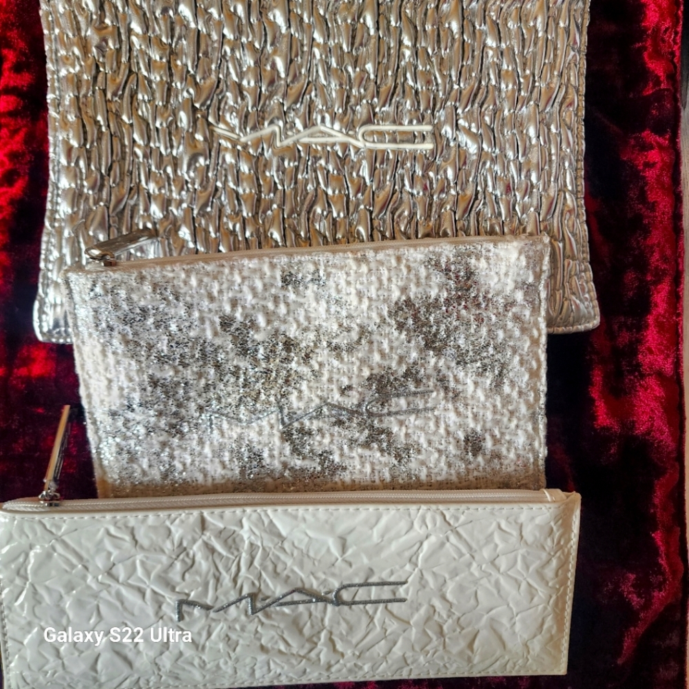 MAC 3 , Silver and White Cosmetic Bags Set. NEW 3 for 20$ get ready for summer